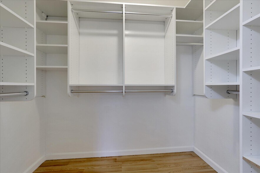 Building Photo - 2720 Diericx Dr
