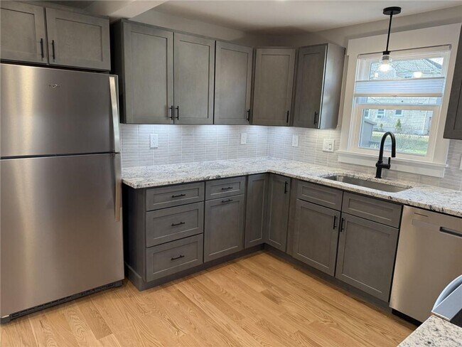 Building Photo - 863 Main St