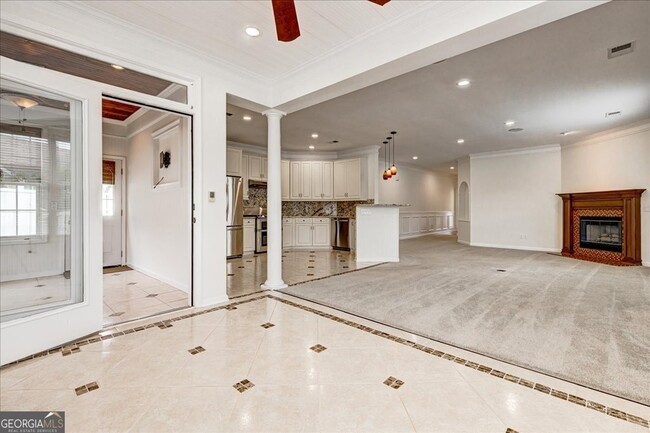 Building Photo - 1033 Pinehurst Dr