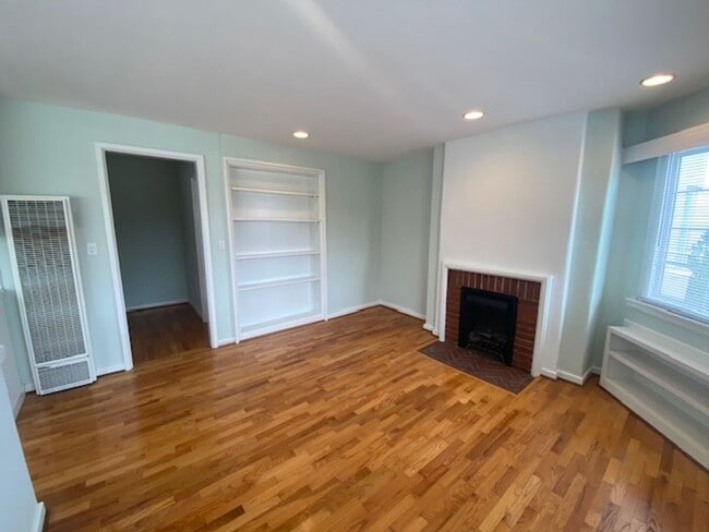Building Photo - 204 5th St