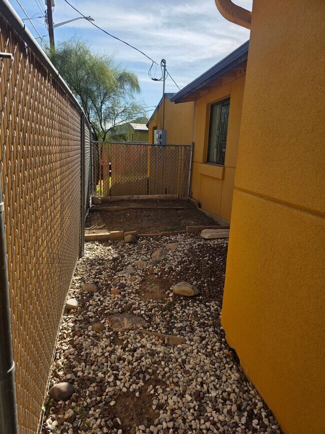 Building Photo - Spacious Large 2BR 1BA Condominium w/ Pool & Spa Access • Freshly painted in Tucson