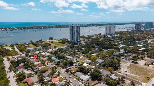 Building Photo - Charming 2-Bed With Backyard Oasis In West Palm Beach!