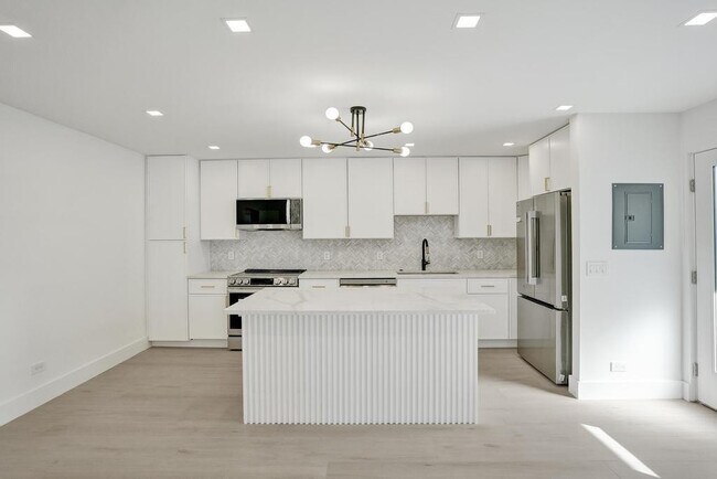 Building Photo - 840 SE 22nd Ave