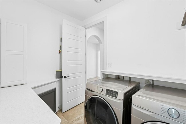 Building Photo - 404 Highland Village Dr