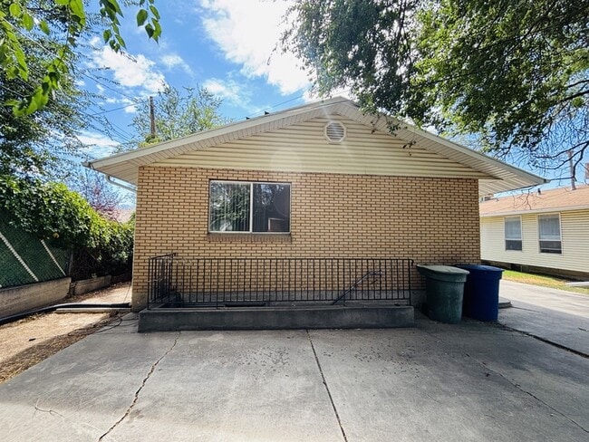Building Photo - 1265 Crandall Ave S