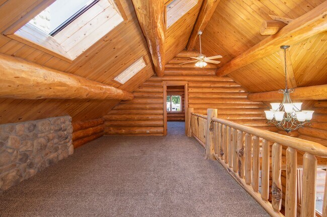 Building Photo - Luxury secondary Lake Property offering 3 beds 2.5 baths and bonus space