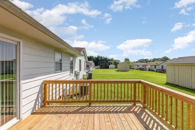 Building Photo - 1824 Meadow Dr