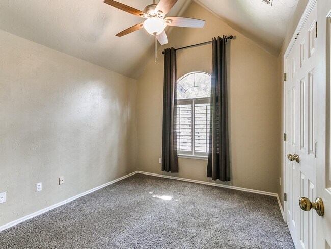 Building Photo - 1815 Chelsea Dr