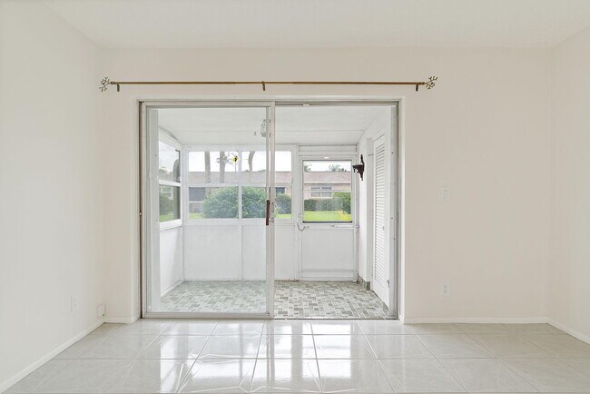 Building Photo - 2557 Dudley Dr W