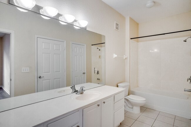 Building Photo - Cute 3/2 Condo in Horizons at Vista Lakes (Gated) with Updated Flooring and Front Parking Space