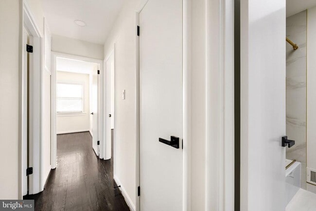 Building Photo - 700 N Mansfield St