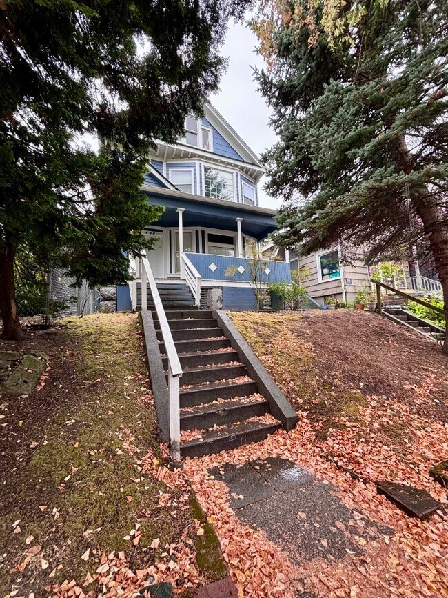 Building Photo - 718 S Yakima Ave