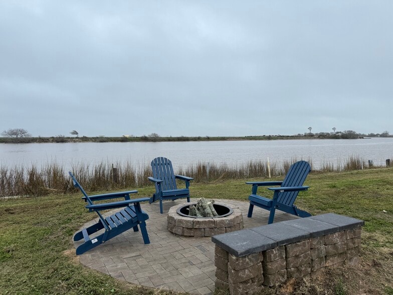 Fishing available from your yard - 5202 County Road 469