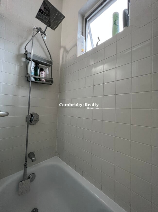 Building Photo - 204 Fellsway W