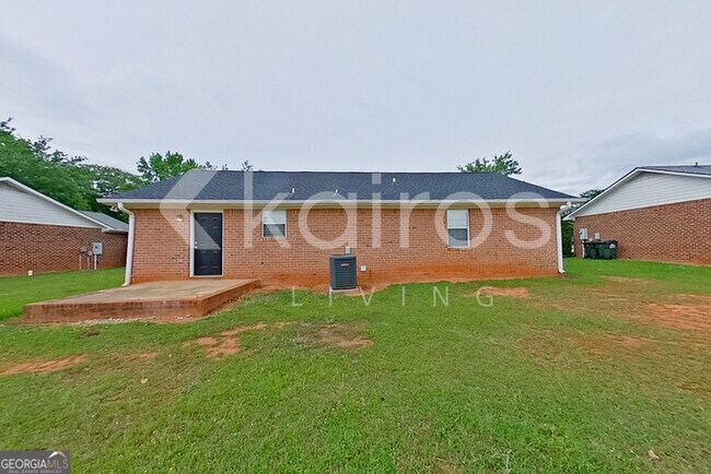 Building Photo - 320 Deer Park Dr