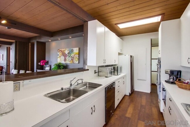 Building Photo - 5911 Folsom Dr