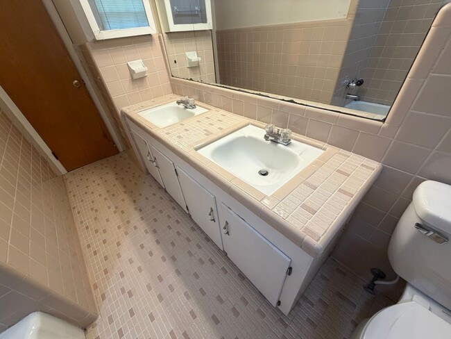 Building Photo - 215 Lesesne Dr