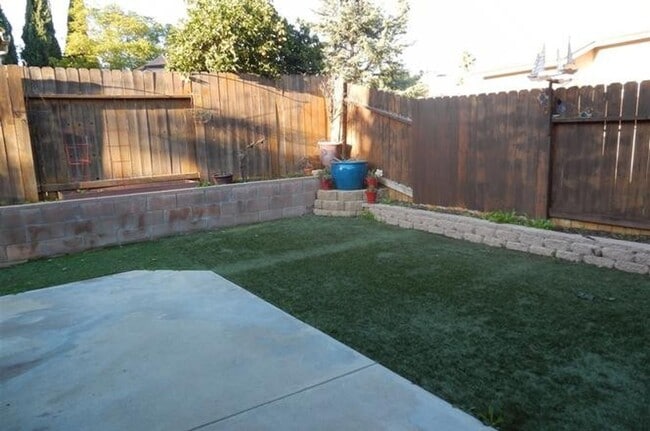 Building Photo - Two-Story 3 Bed, 2 Bath Townhome with Garage