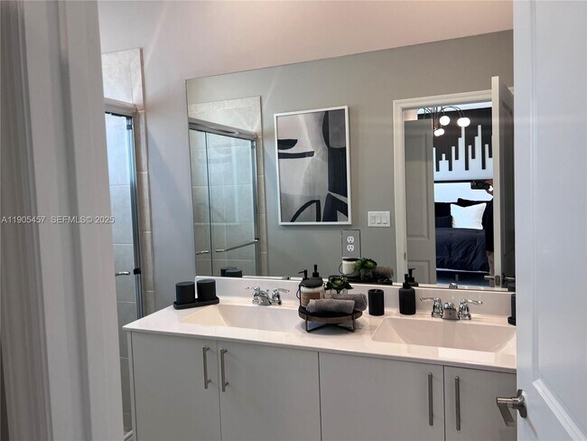 Building Photo - 640 SE 14th St