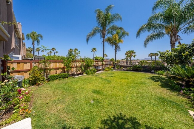 Building Photo - Beautiful Townhome in Chula Vista zz