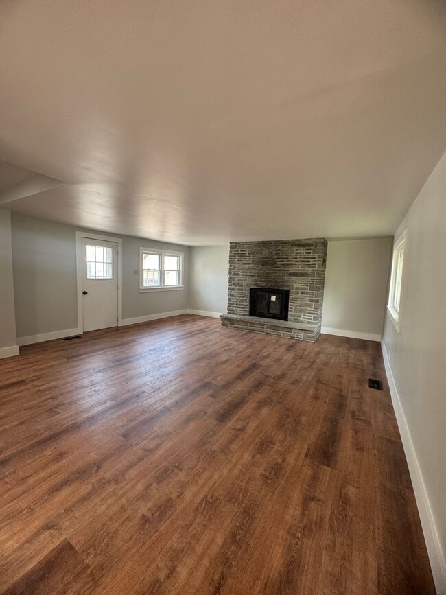 Building Photo - Village of W Carthage 4 Bedroom / 1.5 Bath...