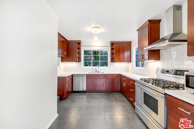 Building Photo - 7854 Goll Ave