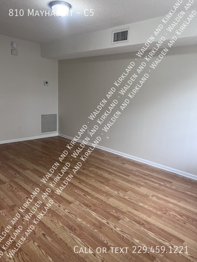 Building Photo - 810 Mayhan St