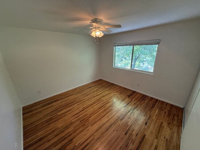 Building Photo - 4 Bedroom Home for Rent in Santa Clarita!