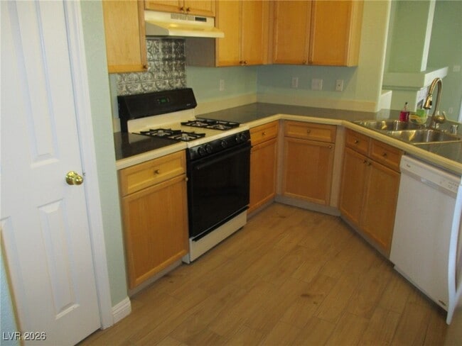 Building Photo - 1052 Country Skies Ave