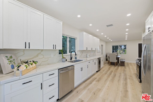 Building Photo - 2936 S Bentley Ave