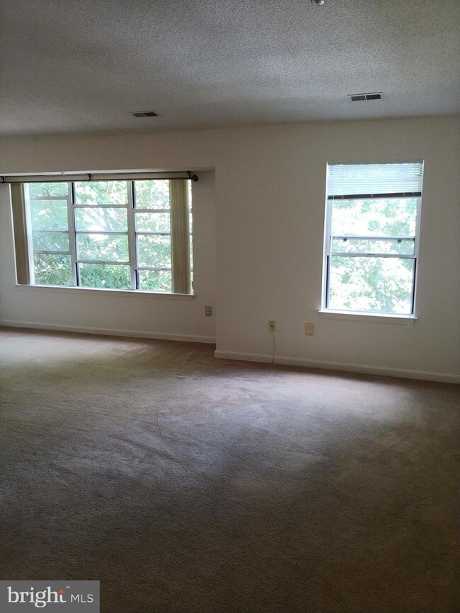 Building Photo - 2600 Camelback Ln
