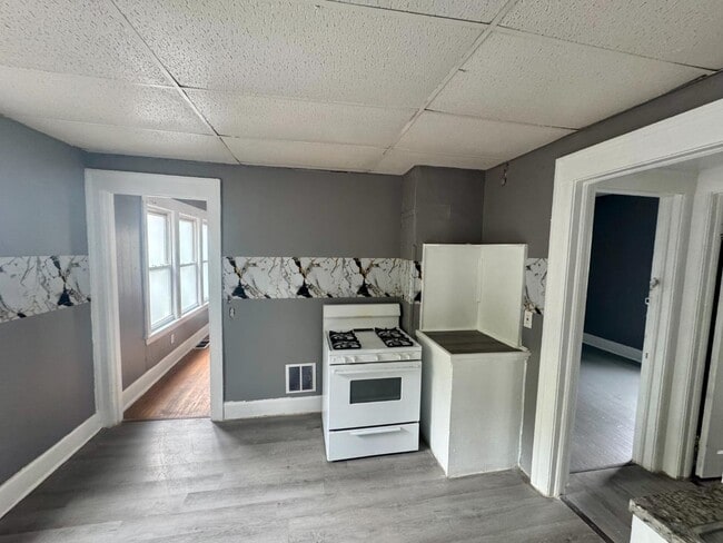 Building Photo - 153 Fernwood Ave