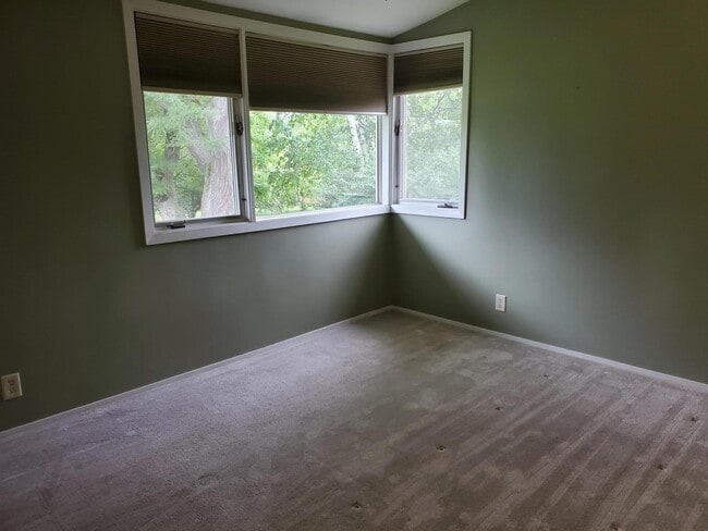 Building Photo - 413 Riverview Dr