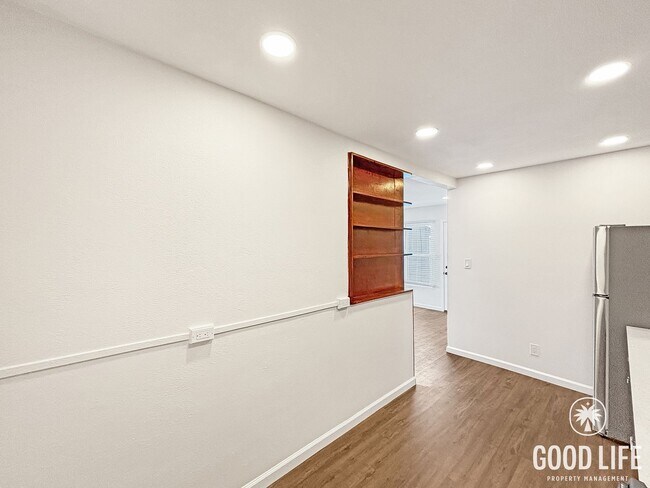 Building Photo - Charming 2BD/1BA South Park Unit with New Turf Yard & In unit laundry