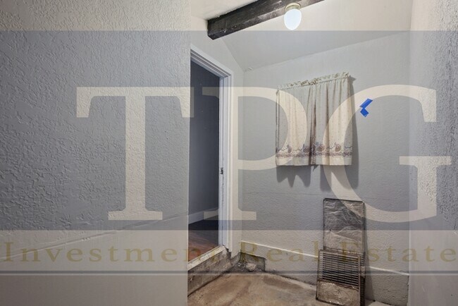 Building Photo - Newly Renovated, Pet Friendly Home in KCMO!