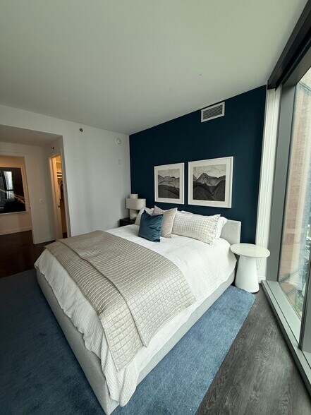 Building Photo - 450 E Waterside Dr