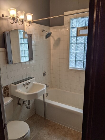 Building Photo - 1775 N Astor St