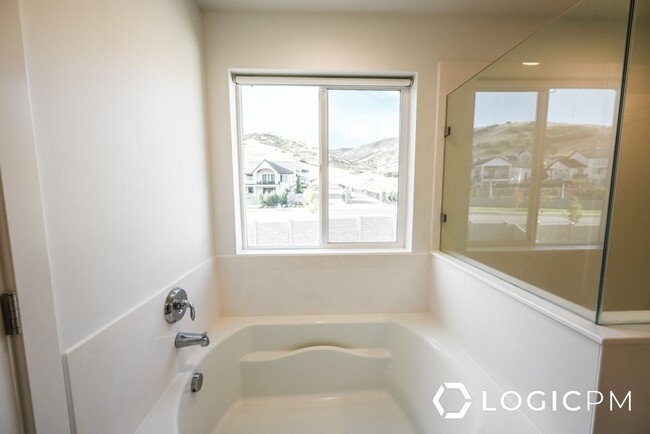 Building Photo - Beautiful Home in Prime Location Herriman!