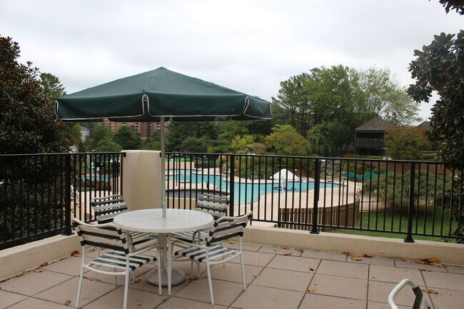 Building Photo - 307 Yoakum Pkwy