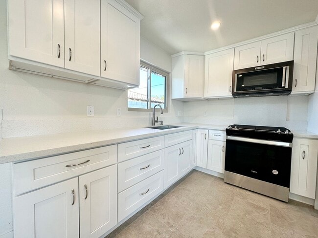 Building Photo - COMING SOON! 1 Bedroom 1 Bathroom Apartment in Palm Springs w/ Community Pool !