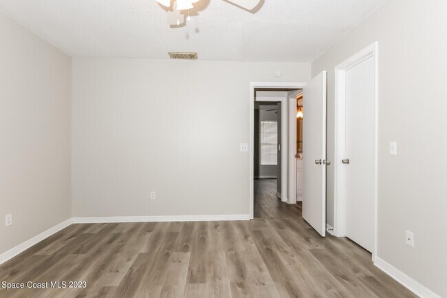 Building Photo - 2307 SW Kent Cir