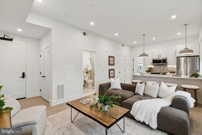 Building Photo - 30 W Allens Ln