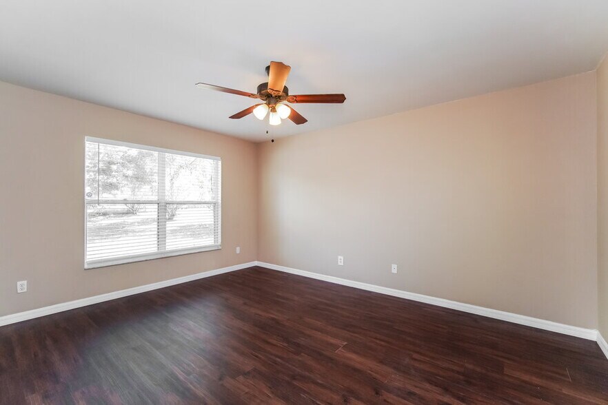 Building Photo - 12009 Woodglen Cir