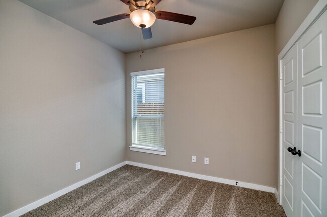 Building Photo - GORGEOUS 3 BEDROOM DUPLEX LOCATED IN MIDLO...