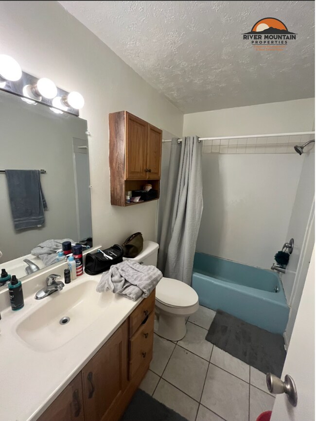 Building Photo - Updated Apartment Near Downtown – Prime Location!