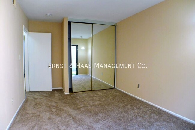 Building Photo - 3667 Country Club Dr