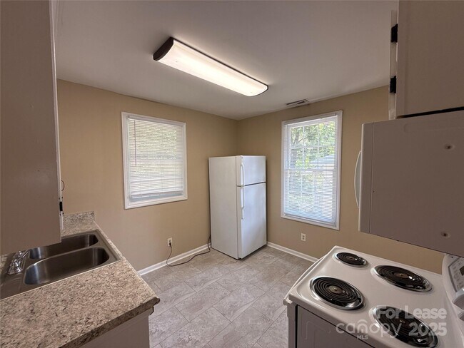 Building Photo - 1433 Pecan Ave