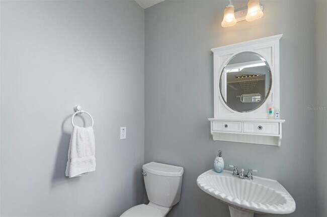 Building Photo - 1703 Golfview Dr