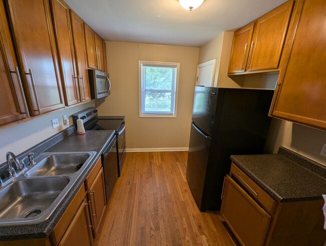 Building Photo - Your Perfect Home Awaits — Cozy, Updated, ...