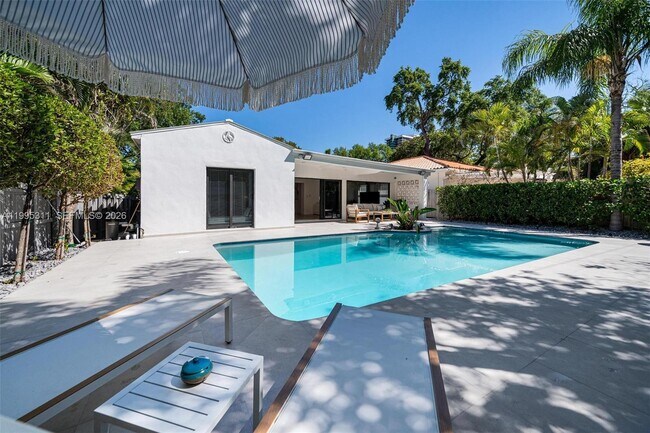 Building Photo - 696 NE 67th St